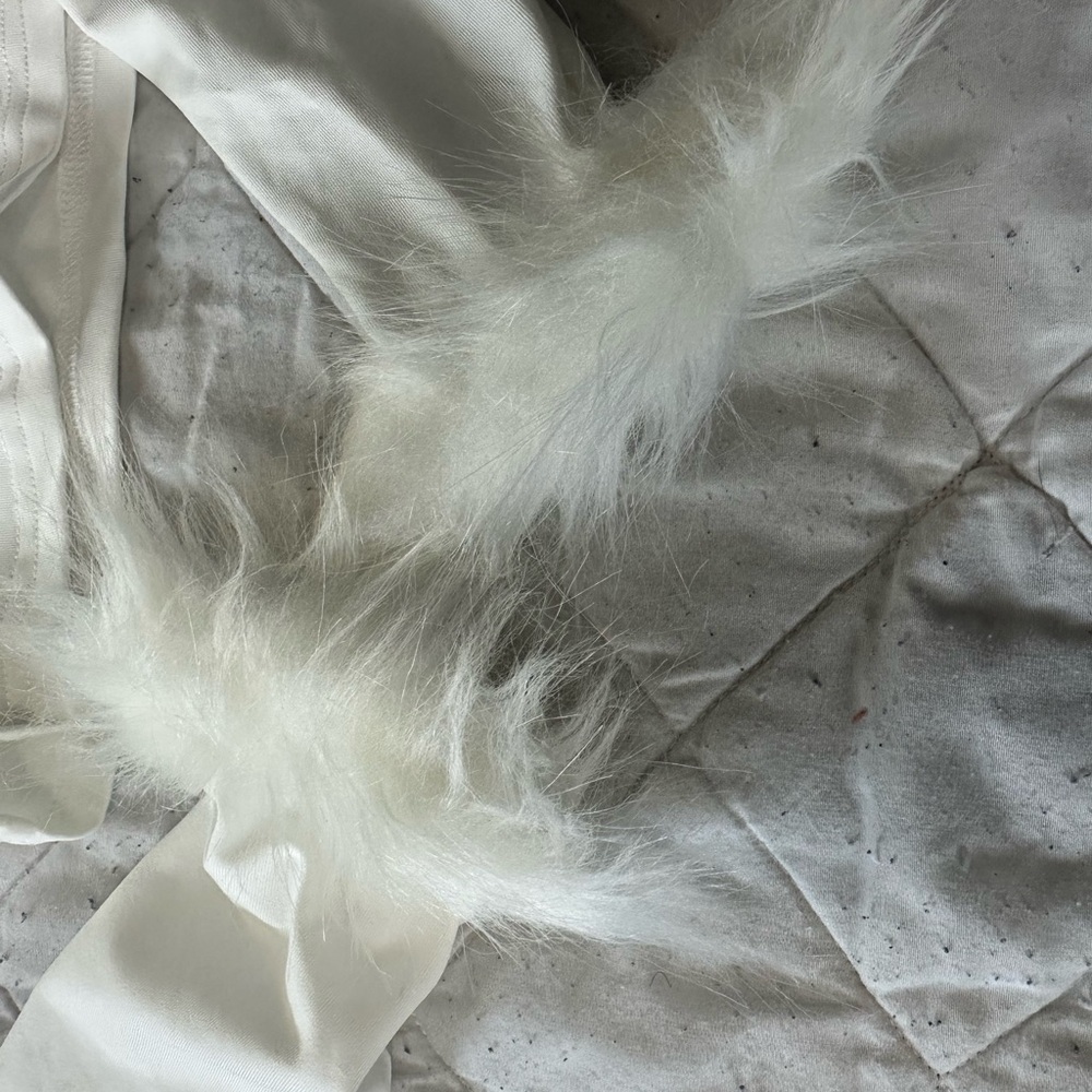 Free with any other item.bundle SHEIN Elegant White crop Top with Faux Fur cuffs - Picture 2 of 4